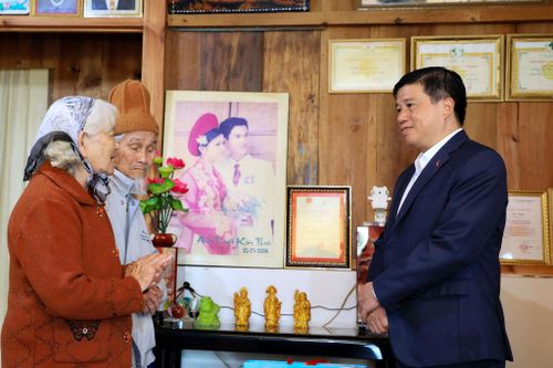 Gia đình ông Trần Thông ở phường Xuân Trường - Đà Lạt xúc động trước lời thăm hỏi, động viên của Ủy viên Ban Chấp hành Trung ương Đảng, Bí thư Tỉnh ủy, Trưởng Đoàn ĐBQH tỉnh Lâm Đồng Y Thanh Hà Niê Kđăm (Ảnh: Lê Phước)