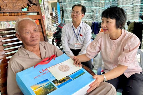 Đồng chí Phạm Thị Phúc, Phó Bí thư Tỉnh ủy, Chủ tịch Ủy ban MTTQ Việt Nam tỉnh Lâm Đồng thăm bệnh binh Lê Tiền Phương (xã Vĩnh Hảo) (Ảnh: Hà Giang - Ngọc Bảo)