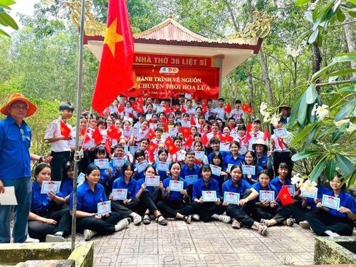 Thế hệ trẻ tìm hiểu lịch sử qua các chương trình “Về nguồn” nhiều cảm xúc. Ở đó, các em dâng hương, lắng nghe ký ức lịch sử, sự hi sinh của các Anh hùng liệt sĩ (Ảnh: Thanh Thủy)