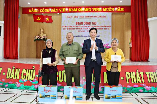 Đồng chí Lưu Văn Trung, Phó Bí thư Tỉnh ủy, Chủ tịch HĐND tỉnh Lâm Đồng thay mặt Tỉnh ủy, HĐND, UBND, Ủy ban MTTQ Việt Nam tỉnh tặng quà cho các gia đình chính sách tiêu biểu tại Phường 3 Bảo Lộc, ngày 17/7
