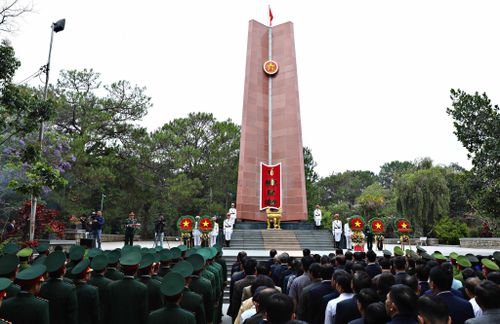 Cùng cả nước, hoạt động viếng nghĩa trang liệt sĩ trong Tháng Tri ân (tháng 7) là nét đẹp truyền thống “Uống nước nhớ nguồn” của Đảng bộ, chính quyền và Nhân dân tỉnh Lâm Đồng
