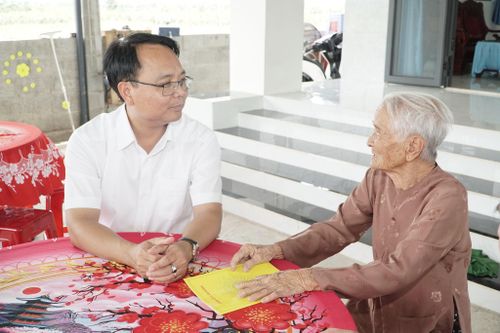 Phó Bí thư Thường trực Tỉnh ủy Lâm Đồng Đặng Hồng Sỹ thăm Mẹ Việt Nam Anh hùng Hồ Thị Tư (95 tuổi, xã Hàm Kiệm) (Ảnh: Hữu Phúc)