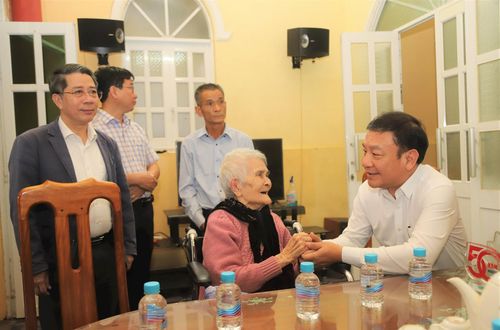 Phó Bí thư Tỉnh ủy Lâm Đồng Bùi Thắng cùng đoàn công tác đến thăm, tặng quà Mẹ Việt Nam Anh hùng Nguyễn Thị Huệ, tại Phường 1 Bảo Lộc
