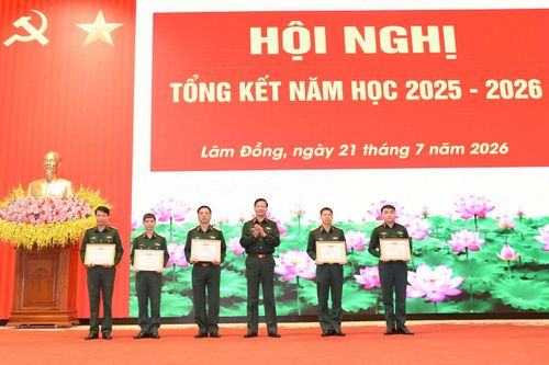 Trung tướng Trần Danh Khải, Chính ủy Học viện Lục quân trao Bằng khen cho các tập thể, cá nhân