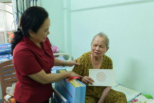 Phó Chủ tịch HĐND tỉnh Mai Thị Xuân Trung thăm, tặng quà cho bà Huỳnh Thị Quận, người hoạt động kháng chiến bị nhiễm chất độc hóa học, phường Bắc Gia Nghĩa