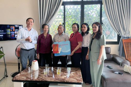 Đoàn công tác thăm, tặng quà cho thương binh Lê Quang Tạo, phường Bắc Gia Nghĩa