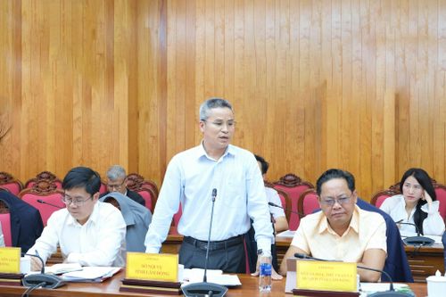Phó Giám đốc Sở Nội vụ Bùi Hiếu nêu ý kiến tại hội nghị