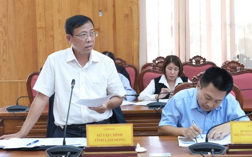 Phó Giám đốc Sở Tài chính Nguyễn Văn Dũng nêu ý kiến tại hội nghị