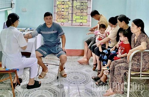 Cán bộ Trạm y tế xã thăm khám, sàng lọc các bệnh không lây nhiễm cho người dân trên địa bàn.