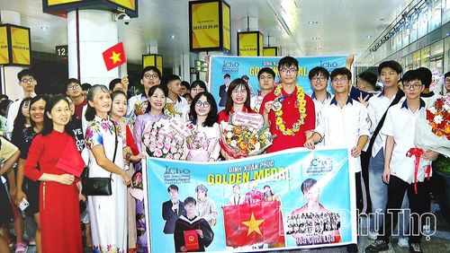 Người thân và bạn bè chúc mừng em Đinh Xuân Phúc.