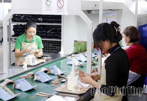 Khi EVFTA chính thức có hiệu lực, ngành da giày được đánh giá là một trong những lĩnh vực hưởng lợi lớn nhất. Trong ảnh: Gia công các sản phẩm giày dép tại Công ty Giày Xu Chang.