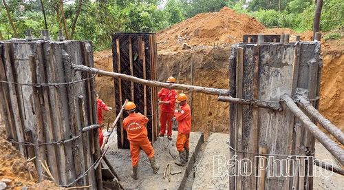 Với tinh thần "vượt nắng, thắng mưa", các công nhân khẩn trương thi công phần móng cột tại các vị trí đất được bàn giao.