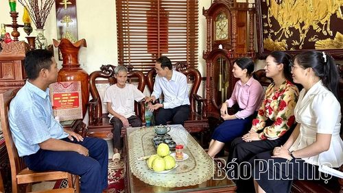 Các đồng chí trong Thường trực Đảng ủy xã Vĩnh Tường ân cần hỏi thăm thương binh trên địa bàn.
