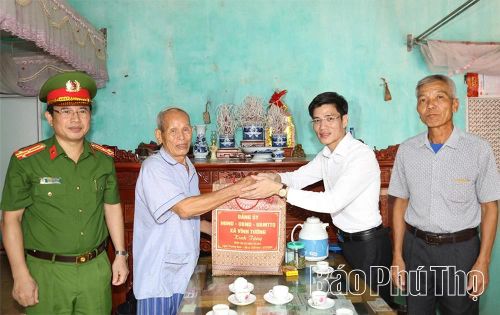 Lãnh đạo xã Vĩnh Tường tặng quà cho các gia đình chính sách, người có công tiêu biểu trên địa bàn.