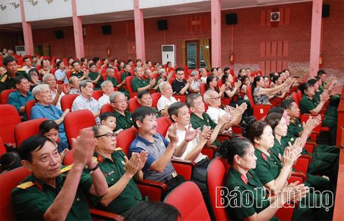 Người dân hào hứng chứng kiến các tác phẩm điện ảnh ca ngợi tình yêu, quê hương, đất nước.