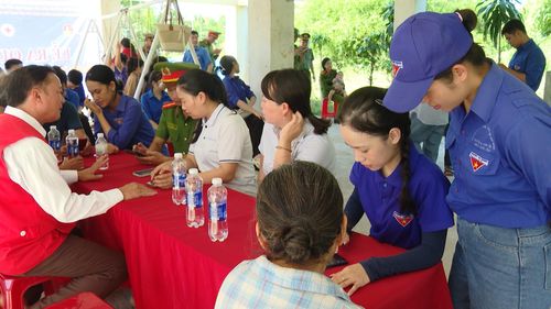 Tổ công nghệ số cộng đồng hỗ trợ cài đặt VNeID cho người dân - Ảnh:N.D
