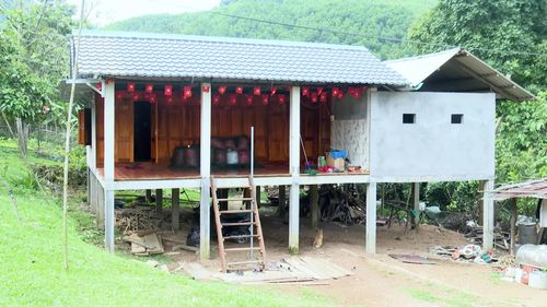 Căn nhà mới khang trang tại bản K-Vi được hoàn thành từ chương trình xóa nhà tạm - Ảnh: Q.N