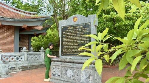 Nhân viên Đội Quản lý di tích chăm sóc di tích lịch sử - Ảnh: H.N