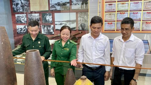 Chị Nguyễn Thị Nhật Lam hướng dẫn du khách ở Khu tưởng niệm 16 thanh niên xung phong hy sinh tại Bến phà II Long Đại - Ảnh: H.N