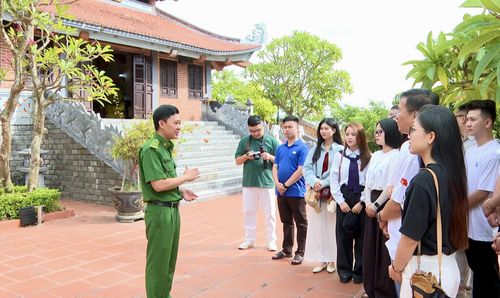Anh Phạm Bình Long giới thiệu với du khách về Đền tưởng niệm liệt sĩ Trường Sơn-Bến phà Long Đại - Ảnh: H.N