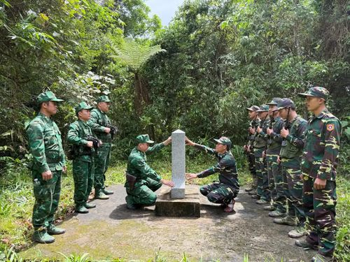 Đồn Biên phòng cửa khẩu quốc tế La Lay phối hợp Đại đội Biên phòng 514/Lào tuần tra song phương, kiểm tra, bảo vệ mốc quốc giới 643 - Ảnh: L.T