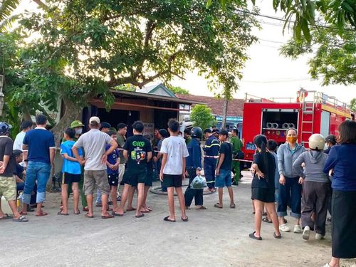 Người dân và lực lượng chức năng hỗ trợ dập tắt đám cháy - Ảnh: CTV