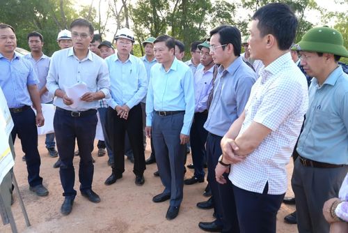 Đồng chí Lê Hồng Vinh, Chủ tịch UBND tỉnh yêu cầu chủ đầu tư đánh giá, kiểm tra năng lực các nhà thầu thi công dự án - Ảnh: T.Đ