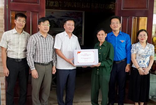 Đồng chí Đào Mạnh Hùng, Phó Chủ tịch Thường trực Ủy ban MTTQ Việt Nam tỉnh thăm, động viên gia đình chính sách tại xã Đồng Lê - Ảnh: H.T