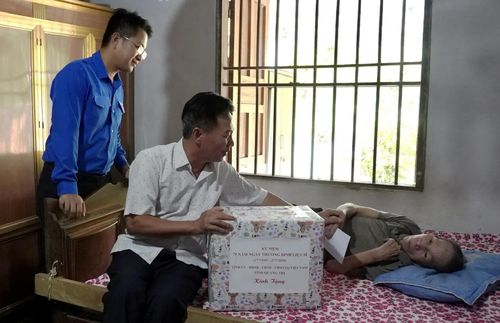 Đồng chí Đào Mạnh Hùng, Phó Chủ tịch Thường trực Ủy ban MTTQ Việt Nam tỉnh thăm, tặng quà gia đình bệnh binh Đinh Xuân Bồng - Ảnh: H.T