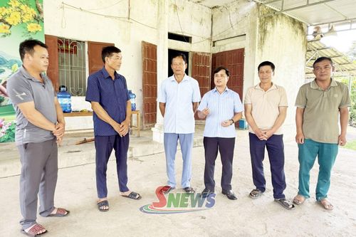 Đồng chí Bí thư Đảng ủy xã Chiềng Khoong nắm bắt tình hình ở cơ sở.