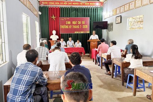 Thường trực Đảng ủy xã Chiềng Khoong dự sinh hoạt chi bộ bản Hoàng Lay