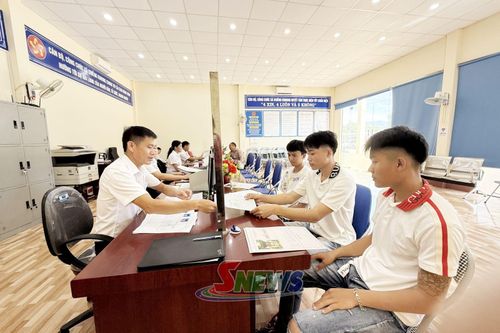 Cán bộ Trung tâm Phục vụ hành chính công xã Chiềng Khoong giải quyết thủ tục hành chính cho người dân.