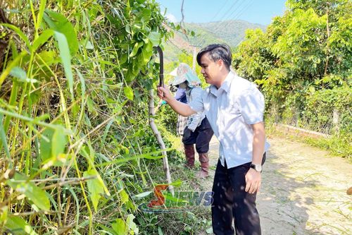 Lãnh đạo xã Chiềng Khoong tham gia "Ngày hướng về cơ sở". Ảnh PV