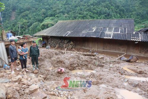 Khung cảnh hoang tàn nơi ngôi nhà của ông Giàng A Di, bản Lọng Cang, xã Ngọc Chiến bị đất đá vùi lấp hoàn toàn.