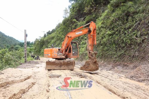Máy xúc được huy động để san gạt đất đá thông tuyến đường.