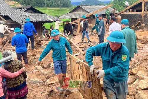 Các lực lượng dân quân tự vệ, đoàn thanh niên và nhân dân xã Ngọc Chiến giúp các hộ dân di dời tài sản, nhà ở.