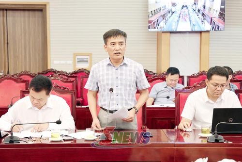 Đại diện Ban Quản lý dự án đầu tư xây dựng các công trình giao thông báo cáo tại cuộc họp.