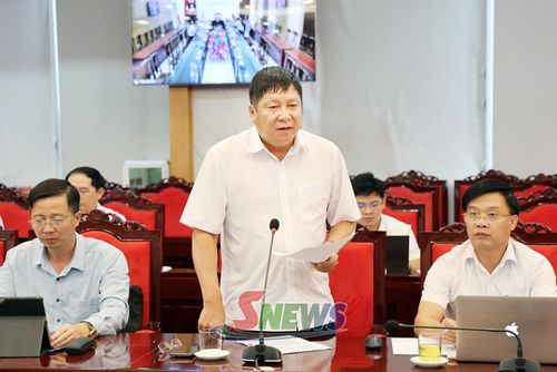Lãnh đạo xã Vân Hồ báo cáo tại cuộc họp.