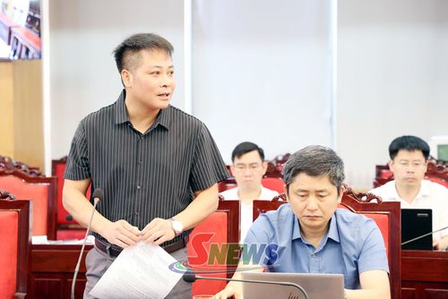 Lãnh đạo xã Tô Múa báo cáo tại cuộc họp.
