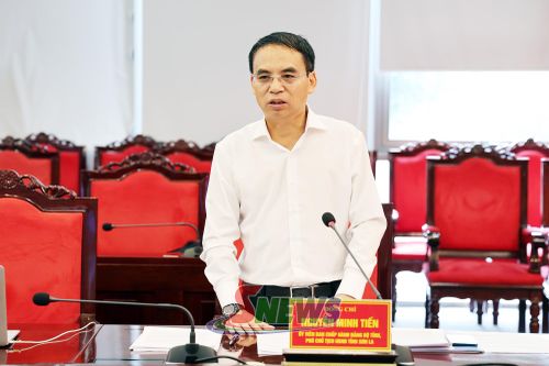 Đồng chí Phó Chủ tịch UBND tỉnh phát biểu tại cuộc họp.