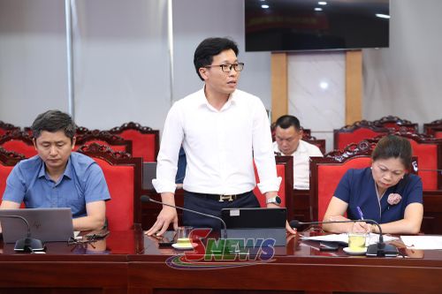 Lãnh đạo xã Chiềng Mung phát biểu tại cuộc làm việc.