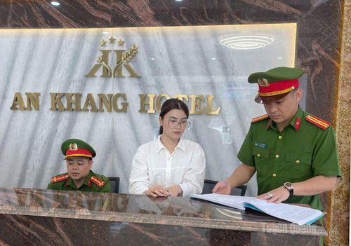 Cán bộ Công an phường Hà Giang 1 kiểm tra công tác lưu trú tại khách sạn An Khang.