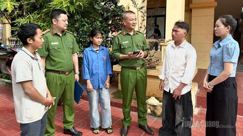 Công an xã Pà Vầy Sủ tuyên truyền về thủ đoạn, nâng cao ý thức cảnh giác cho người dân về phòng ngừa, ngăn chặn mua bán người.