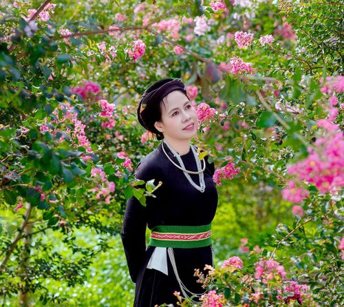 Phụ nữ dân tộc Tày lưu lại những bức ảnh đẹp bên mùa hoa tường vi rực rỡ.