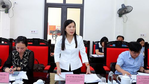 Đồng chí Lê Thị Thanh Trà, Ủy viên BCH Đảng bộ tỉnh, Phó Chủ tịch HĐND tỉnh phát biểu ý kiến.