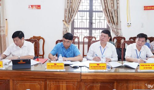 Các đại biểu tham dự buổi giám sát.