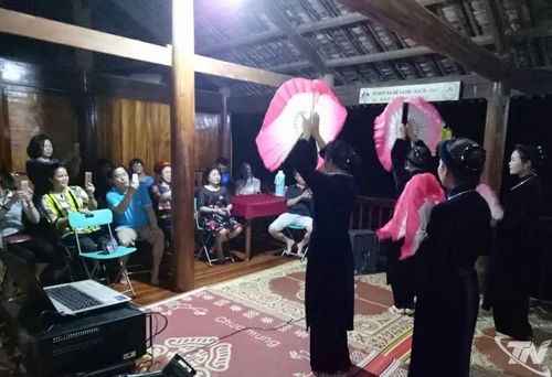 Nếp sinh hoạt và văn hóa truyền thống của đồng bào dân tộc Tày khu vực hồ Ba Bể là điểm hấp dẫn du khách. Ảnh TL.