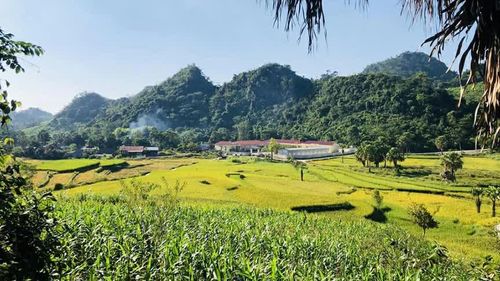 Các xã vùng cao, rộng, dân số ít, đường giao thông không thuận lợi là thách thức đối với các trưởng thôn, bản trong công tác triển khai chủ trương chính sách pháp luật của Đảng đến với đồng bào dân tộc.