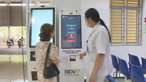 Cán bộ Bệnh viện Chợ Đồn hướng dẫn thủ tục cho người dân đi khám bệnh.