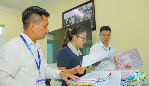 Đoàn kiểm tra hồ sơ tại Đảng ủy xã Tân Khánh.